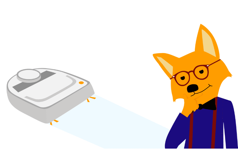 Der Smart Home Fox Fuchs schaut sich einen Saug-Wisch-Roboter in Aktion an.